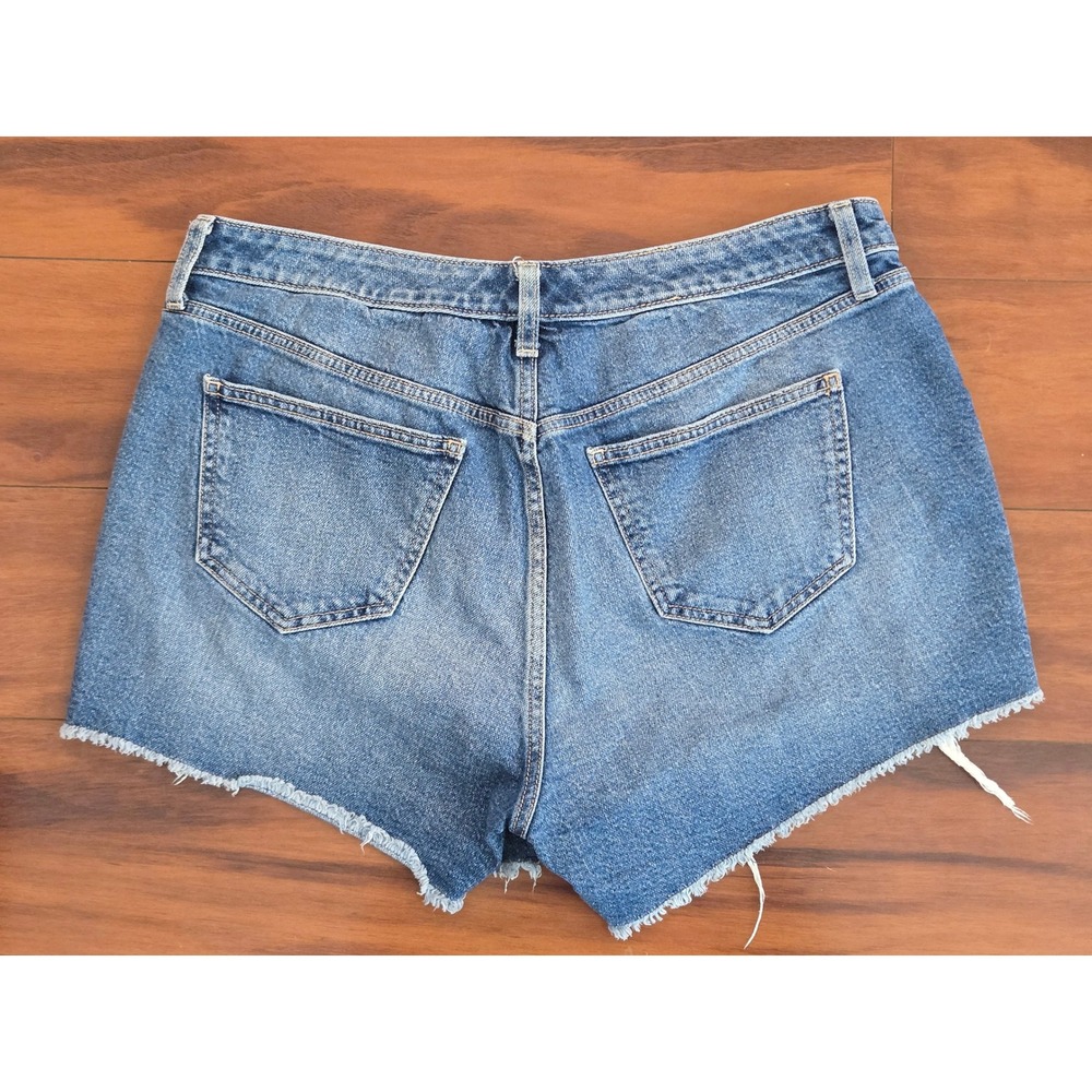 Torrid Perfect Fit Distressed Denim Shorts Medium Wash Frayed Hem 17223325 Sz 10 - Picture 2 of 8